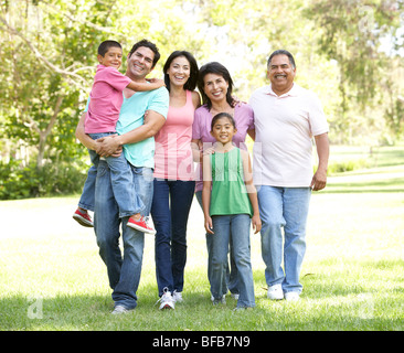 Großfamilie Gruppe Wandern im Park Stockfoto