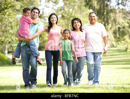 Großfamilie Gruppe Wandern im Park Stockfoto