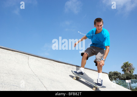 Teenager im Skateboard-Park Stockfoto