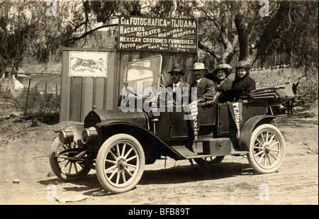 Zwei touristische Paare im alten Auto, Tijuana Stockfoto