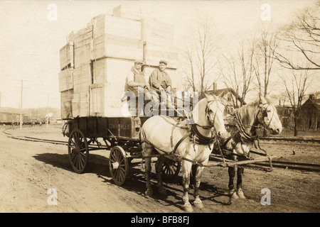 Männer fahren überlastet Pferden gezogene Delivery Wagon Stockfoto