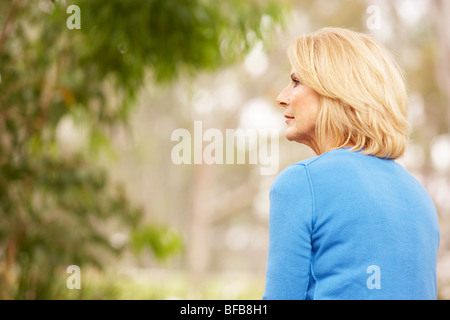 Rückansicht des nachdenklichen Senior Woman Stockfoto