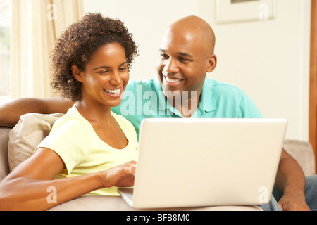 Paar mit Laptop zu Hause Stockfoto