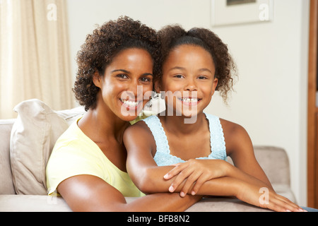 Mutter und Tochter am Sofa zu Hause entspannen Stockfoto