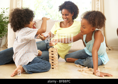 Bruder und Schwester Spiel mit Mutter zu Hause Stockfoto