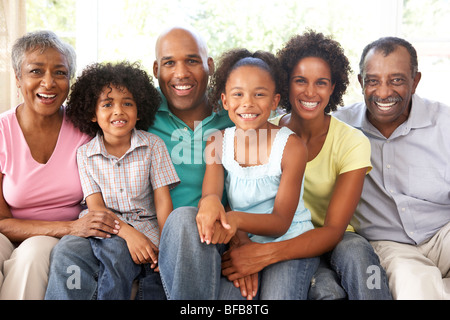 Großfamilie auf Sofa zu Hause gemeinsam entspannen Stockfoto