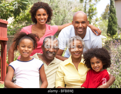 Erweiterte Familiengruppe entspannend im Garten Stockfoto