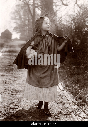 Little Red Riding Hood Landstraße hinunter Stockfoto