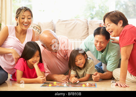 Erweiterte Familiengruppe Brettspiel zu Hause Stockfoto