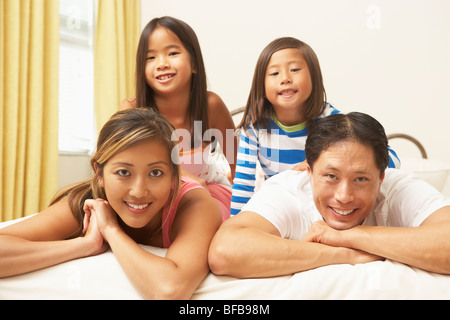 Junge Familie entspannend im Schlafzimmer Stockfoto