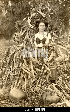 Louise Alger im Heuschober mit Kürbissen Stockfoto