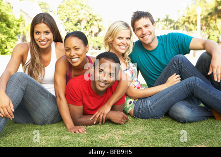 Gruppe von jungen Freunden gemeinsam Spaß haben Stockfoto