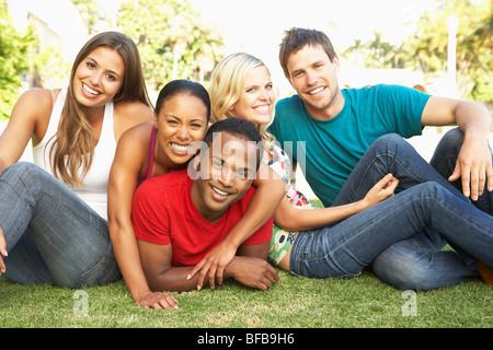 Gruppe von jungen Freunden gemeinsam Spaß haben Stockfoto