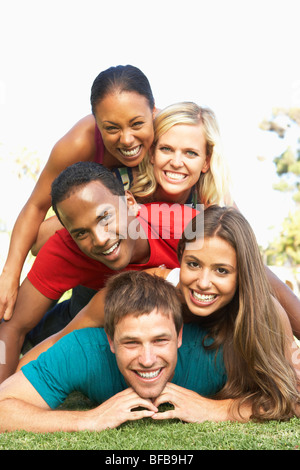 Gruppe von jungen Freunden gemeinsam Spaß haben Stockfoto