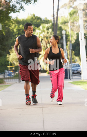 Junges Paar Joggen auf der Straße Stockfoto