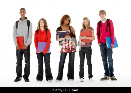 Voller Länge Studioportrait von fünf Jugendlichen Studenten Stockfoto