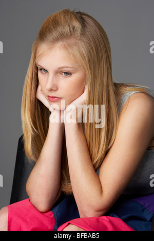 Studio-Porträt des unglücklichen Mädchens Stockfoto