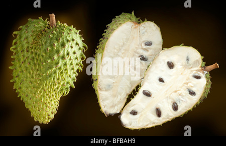 Soursop Früchte, Annona Muricata, Exterieur und Interieur Fleisch. (Spanische Guanábana, portugiesische Graviola) Stockfoto