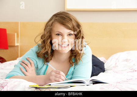 Teenager-Mädchen schreiben Tagebuch im Schlafzimmer Stockfoto