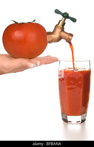 Ein frisches Glas Tomatensaft mit einem Zapfen aus einer Tomate verzichtet wird. Stockfoto