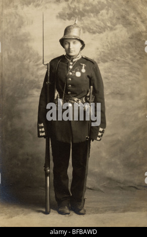 Mädchen Soldat mit Karabiner-Gewehr & festen Bajonett Stockfoto