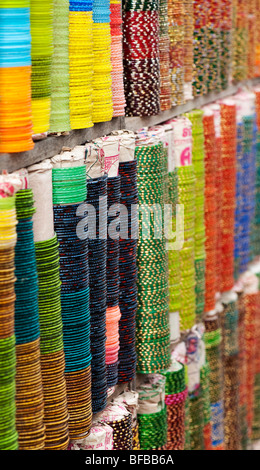 Indische Armreifen aus Glas und Kunststoff in einem Rack am Markt. Andhra Pradesh, Indien Stockfoto