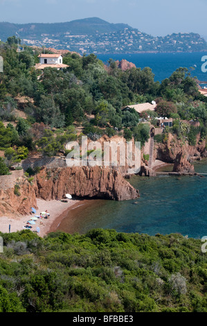 Küsten-Ansicht & Corniche de l'Estérel entlang N98 zwischen Cannes und St. Raphael, Cote d ' Azur, Südfrankreich Stockfoto