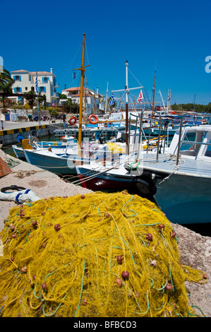 Gelbe Fischernetze vor Angelboote/Fischerboote am alten Hafen in Spetses, Griechenland Stockfoto