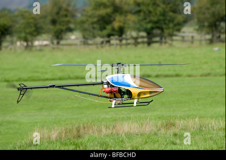 Detail von einem Jet Turbine Radio Control Helikopter im Flug hautnah. Stockfoto