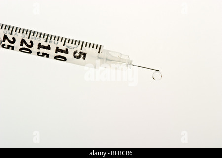 Abgestufte diabetische Spritze mit einem kleinen klaren Tropfen kommen aus der Nadel Stockfoto