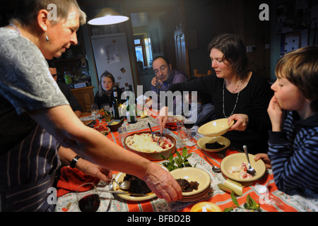 Familie servieren traditionelle Christmas pudding Stockfoto