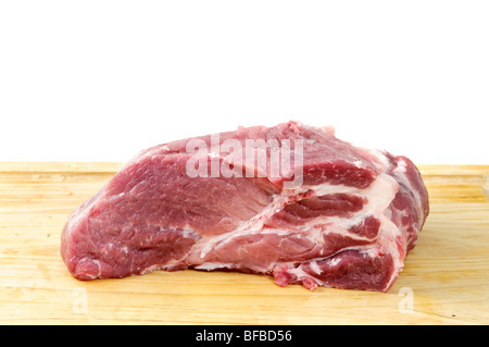 Foto eines rohen Steaks auf einem Brett Küche auf weißem Hintergrund Stockfoto