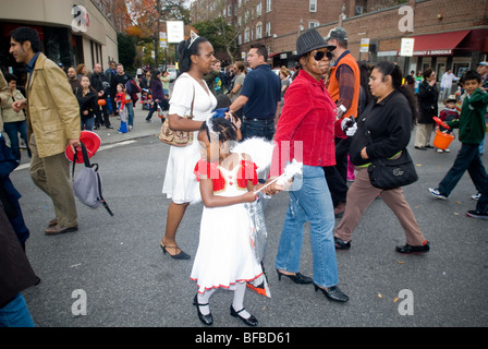 Familien kommen zu Halloween bei der 20. jährlichen Jackson Heights Halloween Parade in Queens in New York feiern Stockfoto