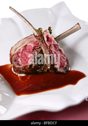 Lammfleisch mit Sauce auf weißen Teller Stockfoto