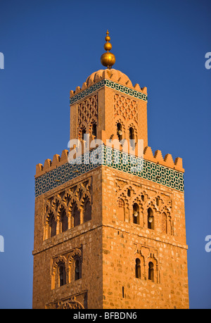 Marrakesch, Marokko - Koutoubia-Moschee, Detail des maurischen Minaretts erbaut im 12. Jahrhundert. Stockfoto