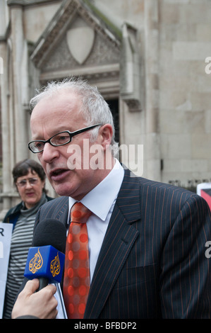 Palästinensischer Menschenrechte Gruppe Al-Haq außerhalb Royal Courts of Justice über Herausforderung für die Regierung des Vereinigten Königreichs: Anwalt Phil Shiner Stockfoto