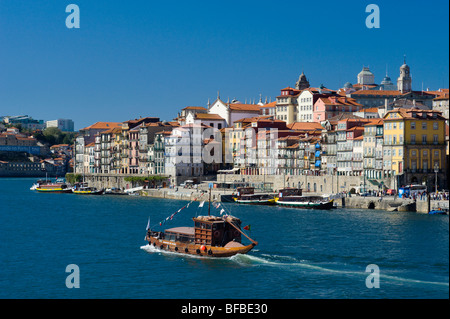 Portugal, Porto, Stadtteil Ribeira am Fluss Douro mit touristischen Fähren Stockfoto
