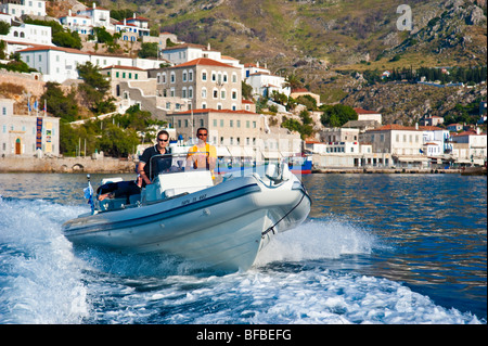 Aufblasbares Boot nach im Gefolge entlang der Küste der Insel Hydra, Griechenland Stockfoto