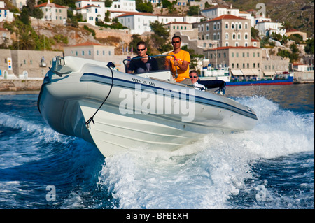 Aufblasbares Boot nach im Gefolge entlang der Küste der Insel Hydra, Griechenland Stockfoto