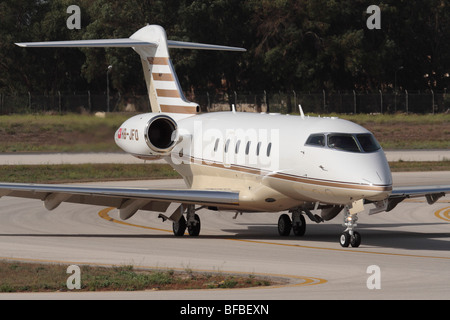 Bombardier Challenger 300 mit Privatjet bei Ankunft am Malta International Airport. Nahaufnahme von vorne. Stockfoto