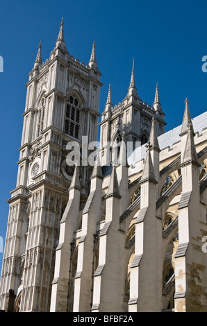 Westminster Abbey betrachtet aus dem Kreuzgang, London Stockfoto