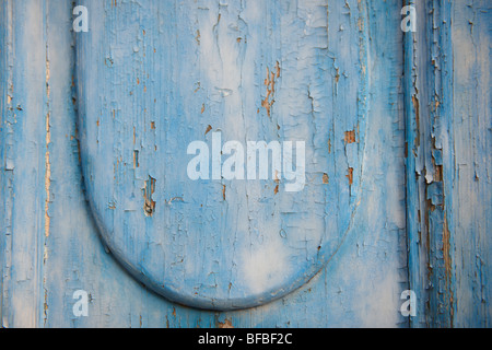 Nahaufnahme der abblätternden Farbe auf Holz, rustikale Lifting-Farbe Stockfoto