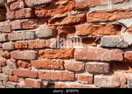 Nahaufnahme von alten roten Ziegelmauern mit beschädigten Ziegeln, städtischen Texturen Stockfoto