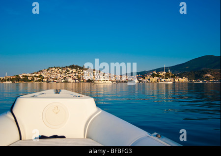 Bogen des aufblasbaren Boot nähert sich die Altstadt von Poros, Griechenland Stockfoto