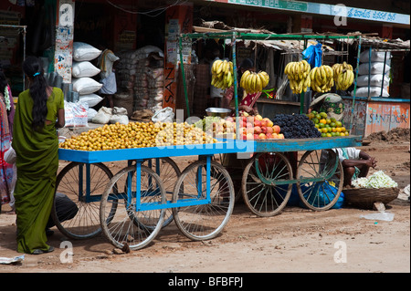 Karren mit Obst in einer indischen Stadt. Andhra Pradesh, Indien Stockfoto