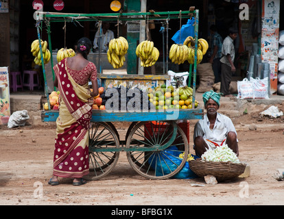 Indische Großpetersdorf mit Obst aus einem Warenkorb in einem indischen Straße. Andhra Pradesh, Indien Stockfoto