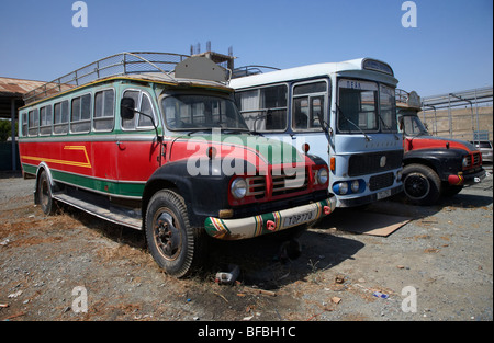 alte traditionelle Bedford Bus Busse geparkt in Limassol Lemesos Republik Zypern Europa Stockfoto