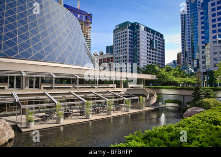 Landschaft im Wandel der Innenstadt von Toronto. Roy Thomson Hall in der vordersten Reihe, gebaut Ritz Carlton im Hintergrund. Stockfoto