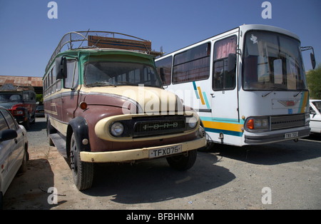 alte traditionelle Ford und Hino Bus Busse geparkt in Limassol Lemesos Republik Zypern Europa Stockfoto