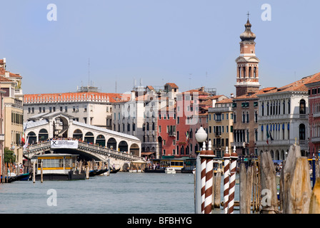 die Rialto-Brücke, überqueren den Canal Grande in Venedig Italien Stockfoto